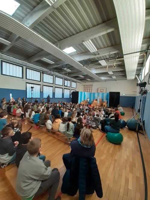 Theaterstück Bild 1.jpg
