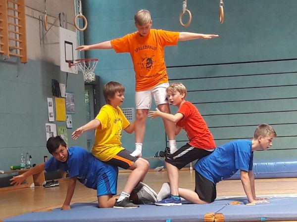 Gestapelte Schüler*innen (Workshop Artistik und Akrobatik)