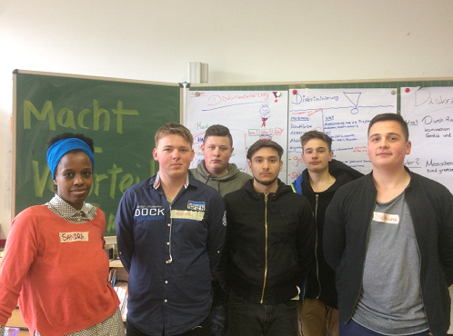 Einige Schüler der Klasse 10a mit der Trainerin Sandra Karangwa (links)